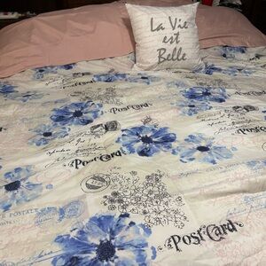 King size comforter with Paris details in pink and blue.